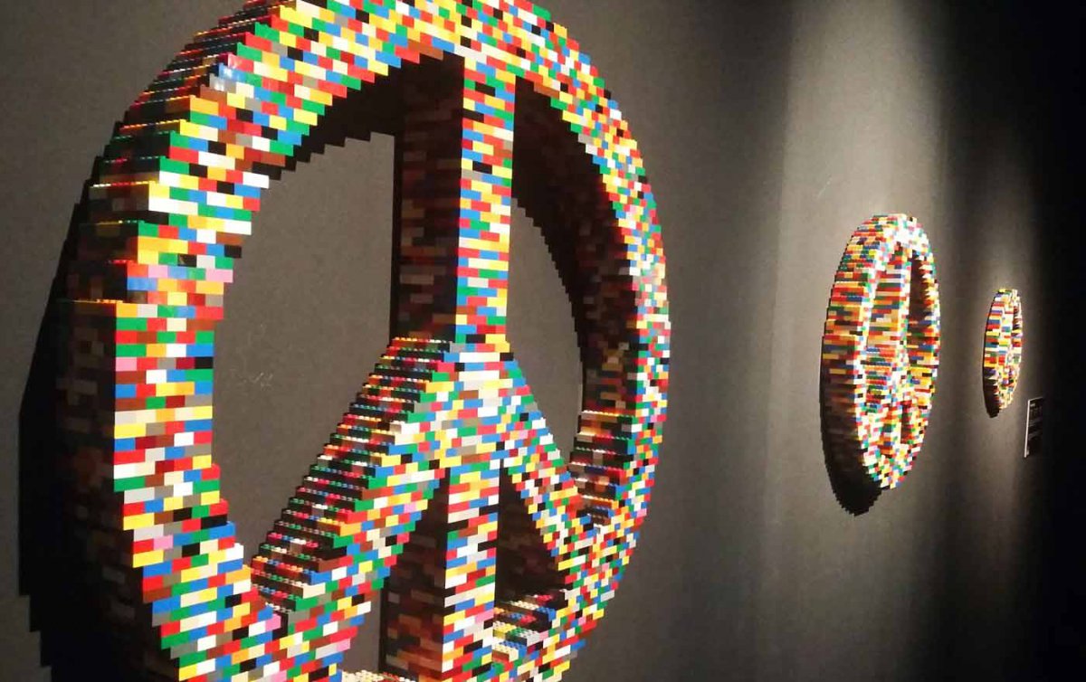 Wie am Frieden gebaut werden kann fragt der Künstler Nathan Sawaya mit seiner Lego-Skulptur - eine Frage, der auch die Diskutanten im Albert-Schweitzer-Haus nachgehen. Foto: pxhere Wie am Frieden gebaut werden kann fragt der Künstler Nathan Sawaya mit seiner Lego-Skulptur - eine Frage, der auch die Diskutanten im Albert-Schweitzer-Haus nachgehen. Foto: pxhere