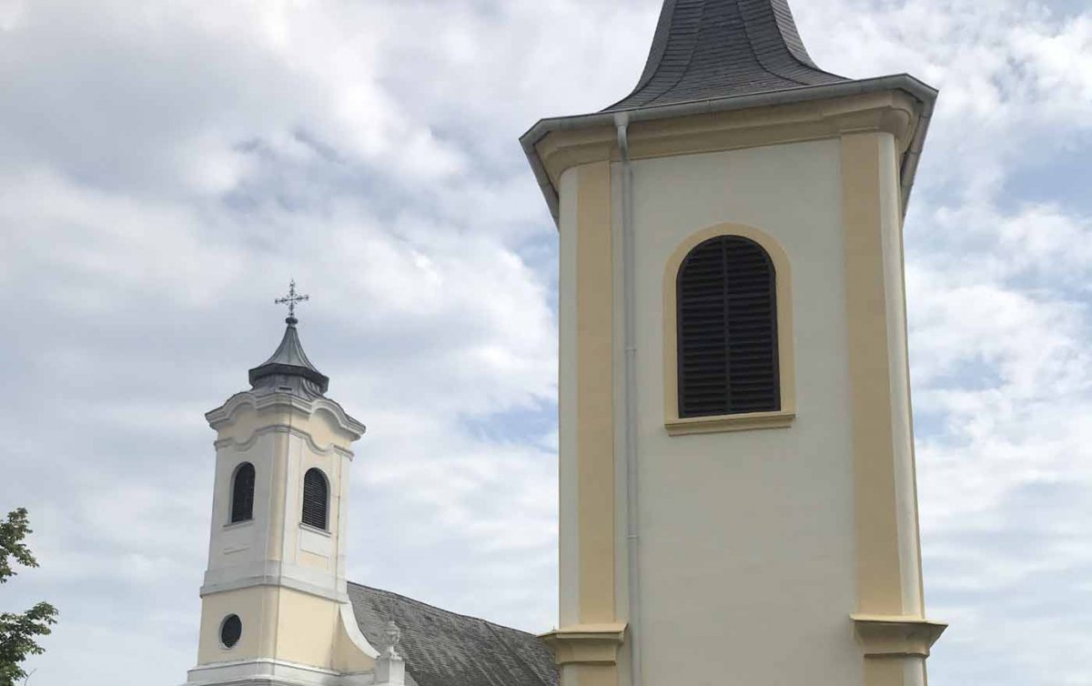 Ein "kleines, selbstbewusstes Zeichen genau gegenüber der katholischen Ortskirche" - der Glockenturm von Walbersdorf, hier im Vordergrund. Foto: privat Ein "kleines, selbstbewusstes Zeichen genau gegenüber der katholischen Ortskirche" - der Glockenturm von Walbersdorf, hier im Vordergrund. Foto: privat