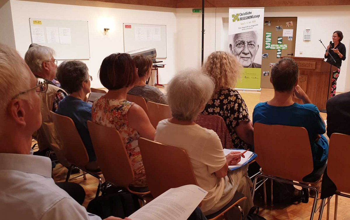   &quot;In jedem Menschen Gottes Ebenbild erkennen&quot; - Diakoniedirektorin Maria Katharina Moser bei der Tagung der evangelischen Pfarrerinnen und Pfarrer. Foto: epd/T. Dasek
