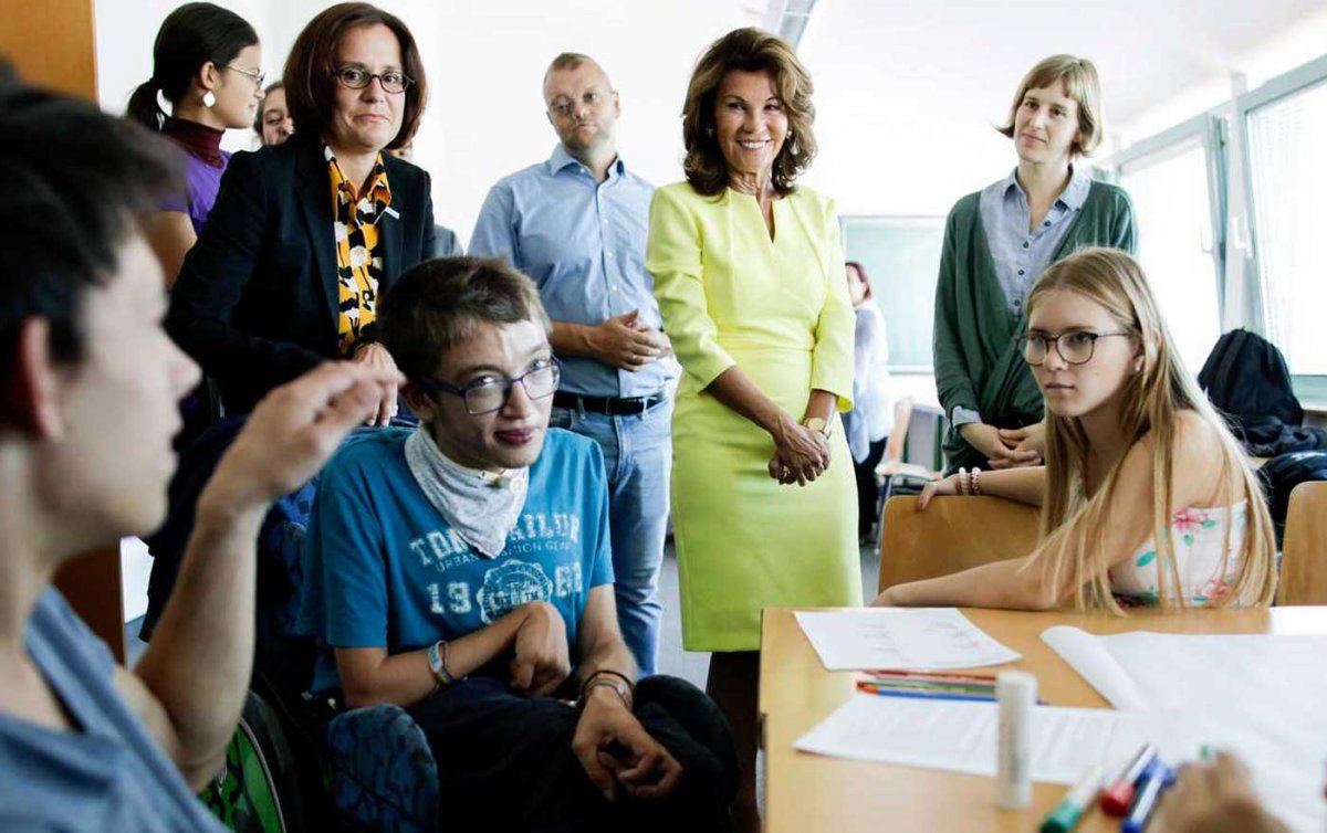 Bundeskanzlerin Bierlein (Mitte) mit Diakoniedirektorin Moser (li.) in der I-FIT Schule der Diakonie in Wien. Foto: Diakonie