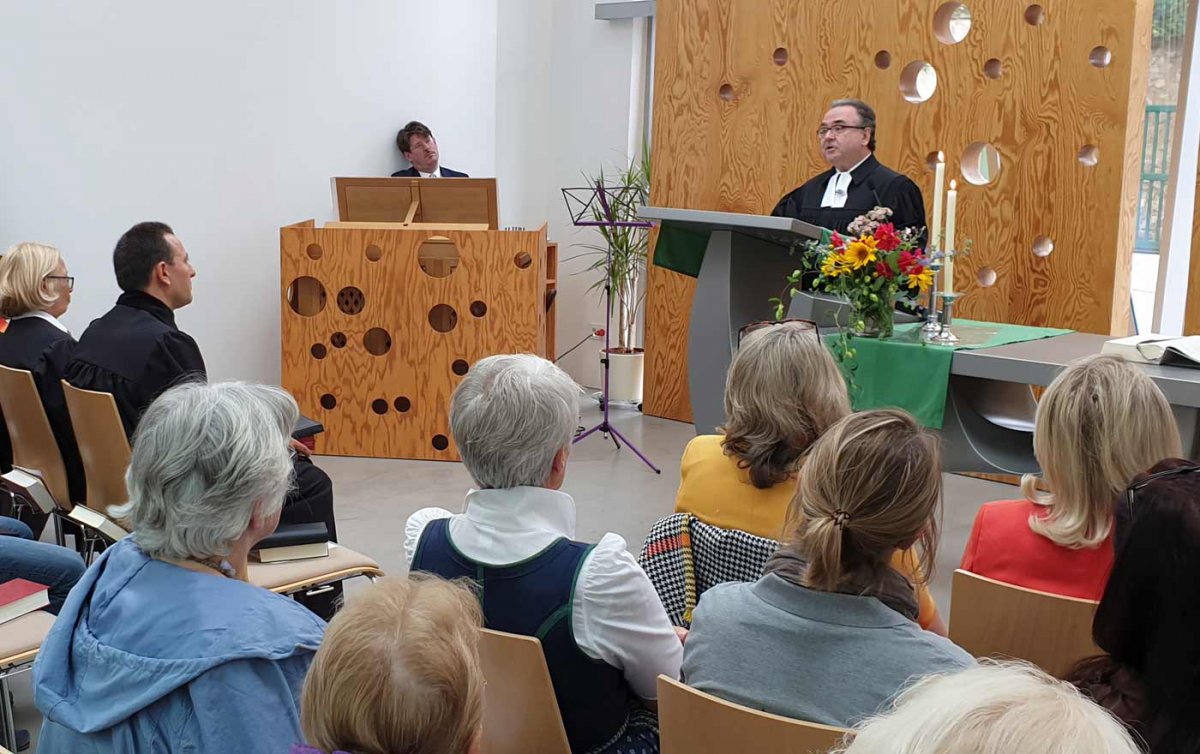 &quot;Gott überlässt Menschen nicht ihrem Schicksal sondern geht mit ihnen eine Beziehung ein.&quot; Michael Chalupka bei seinem zweiten Gottesdienst als Bischof in Hainburg. Foto: epd/T. Dasek