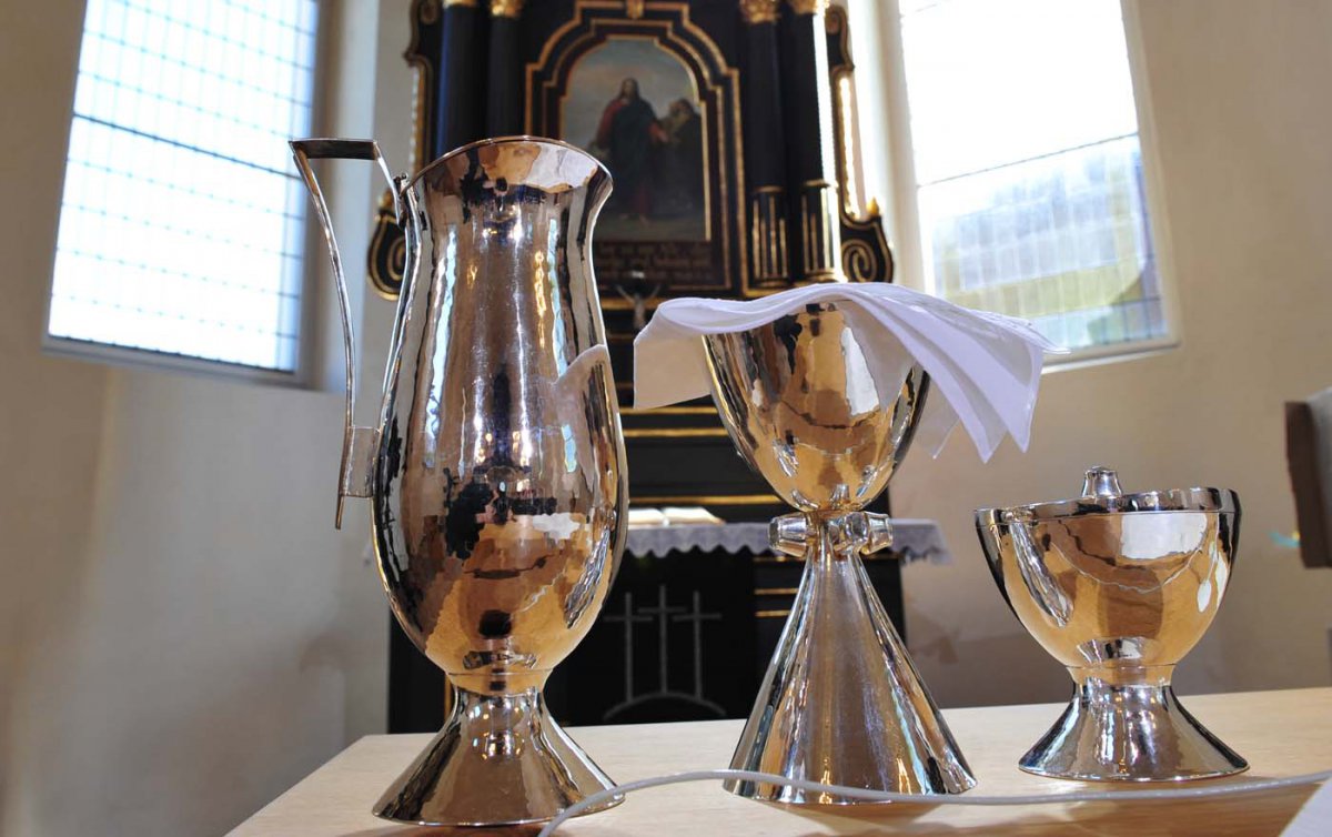 Die volle Gemeinschaft bei Brot und Wein würde der Glaubwürdigkeit der Kirchen auch bei ihrem Einsatz für den gesellschaftlichen Zusammenhalt guttun, schreibt Bischof Michael Chalupka in seinem Wochen-Blog. Foto: epd/Uschmann