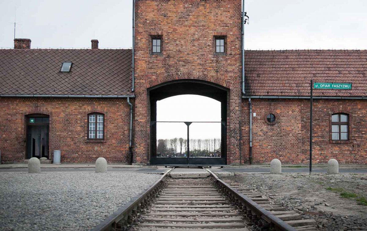 Marko Feingold überlebte mehrere Konzentrationslager, darunter auch jenes in Auschwitz (Bild). Bis ins hohe Alter hielt er Vorträge und ermutigte zur Zivilcourage. Foto: pixabay