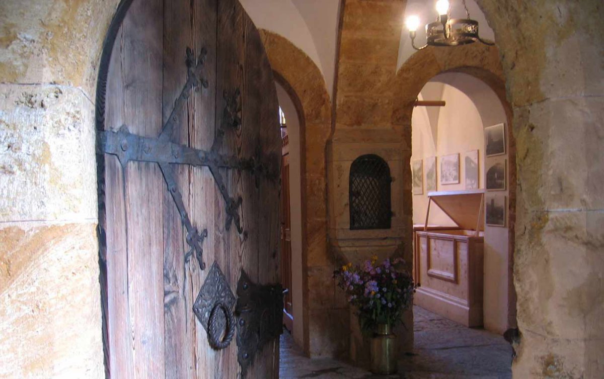 "Auf der ganzen Burg gibt es kein W-Lan und keinen Fernseher – dafür Wehrgänge, Wendeltreppen und einen Rittersaal. Und das Schönste dabei, für alle gelten die ritterlichen Tugenden." Foto: Burg Finstergrün "Auf der ganzen Burg gibt es kein W-Lan und keinen Fernseher – dafür Wehrgänge, Wendeltreppen und einen Rittersaal. Und das Schönste dabei, für alle gelten die ritterlichen Tugenden." Foto: Burg Finstergrün