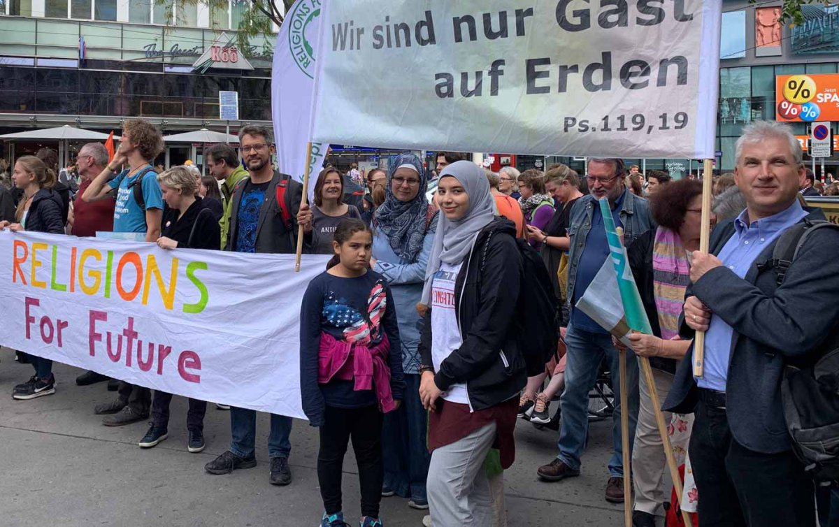 Kirchen und Religionsgemeinschaft zeigten sich mit den Anliegen der „Fridays For Future“-Bewegung solidarisch und beteiligten sich an den Protesten. Im Bild etwa der Vorsitzende des Ökumenischen Rates der Kirchen in Österreich, Landessuperintendent Thomas