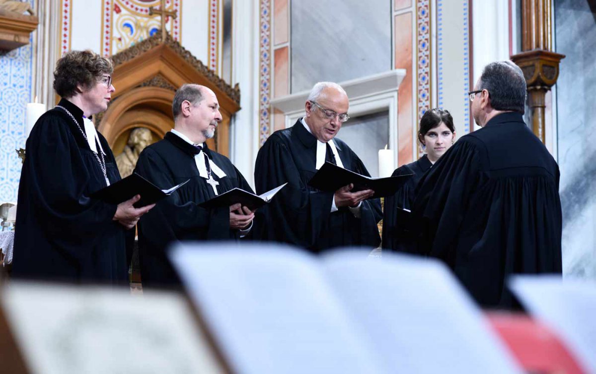 Bei der Amtseinführung (v.l.): Beate Hoffmann, Bischöfin der Evangelischen Kirche von Kurhessen-Waldeck, der oberösterreichische Superintendent Gerold Lehner, Altbischof Michael Bünker, Pfarrerin Helene Lechner und Bischof Michael Chalupka. Foto: Simon Ra