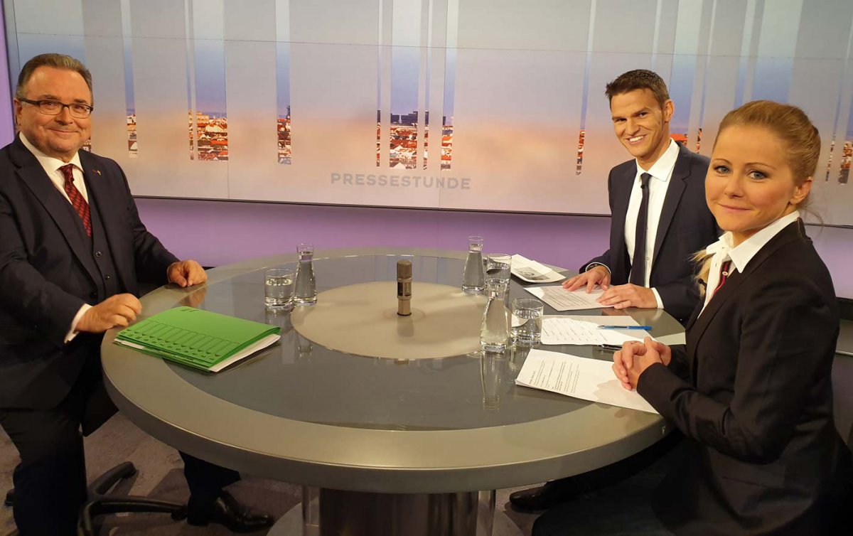 Bischof Michael Chalupka in der Pressestunde mit Matthias Westhoff und Johanna Hager (v.l.). Foto: epd/T. Dasek