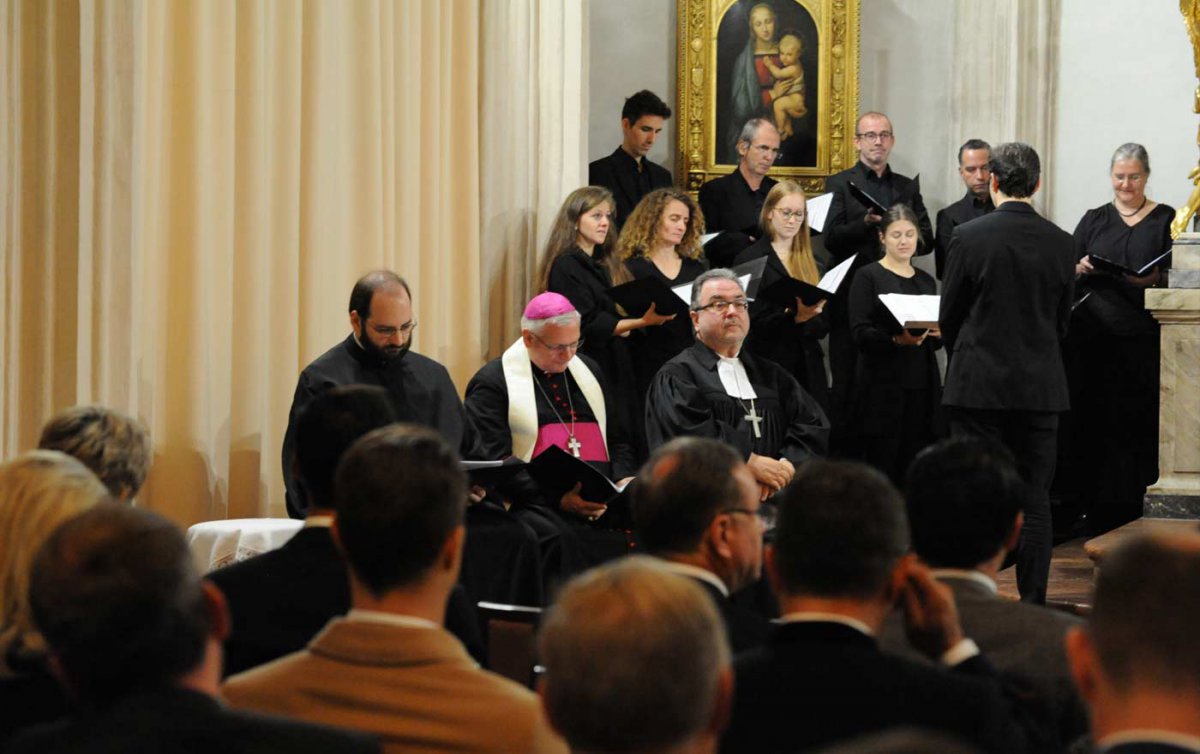 Feierten mit den Parlamentariern in der Hofburgkapelle: der orthodoxe Pater Athanasius Buk, der römisch-katholische Militärbischof Werner Freistetter und der evangelische Bischof Michael Chalupka (v.l.). Foto: epd/Uschmann
