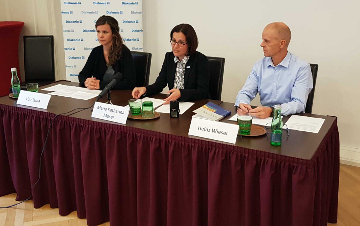 Die Forderungen der Diakonie präsentierten Lisa Jama vom Flüchtlingsdienst, Diakonie-Direktorin Maria Katharina Moser und Heinz Wieser vom Diakoniezentrum Spattstraße in Linz. Foto: epd/Windisch Die Forderungen der Diakonie präsentierten Lisa Jama vom Flüchtlingsdienst, Diakonie-Direktorin Maria Katharina Moser und Heinz Wieser vom Diakoniezentrum Spattstraße in Linz. Foto: epd/Windisch