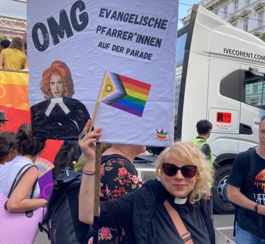 Applaus und viele &quot;Daumen hoch&quot; ernteten die Evangelischen - darunter auch Pfarrer*innen - auf der Regenbogenparade. Foto: J. Fessler