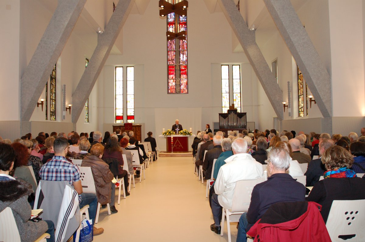 Rund 300 Besucher kamen zum Festgottesdienst (c) M. Schomaker Heller Kirchenraum von innen, voll besetzt