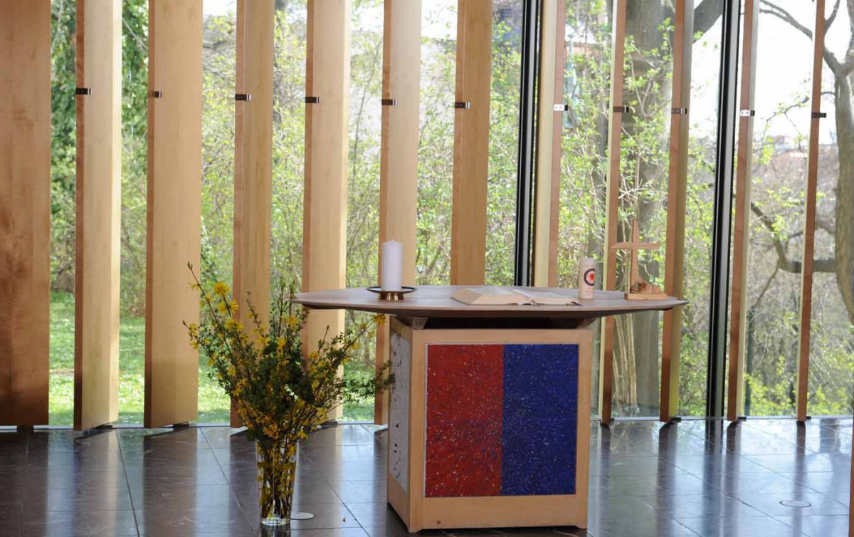 In der Kapelle des Evangelischen Zentrums in Wien feiern Pfarrerin Anne Tikkanen-Lippl und Bischof Michael Chalupka am Karfreitag mit den Zuseherinnen und Zusehern zuhause. Foto: epd/Uschmann
