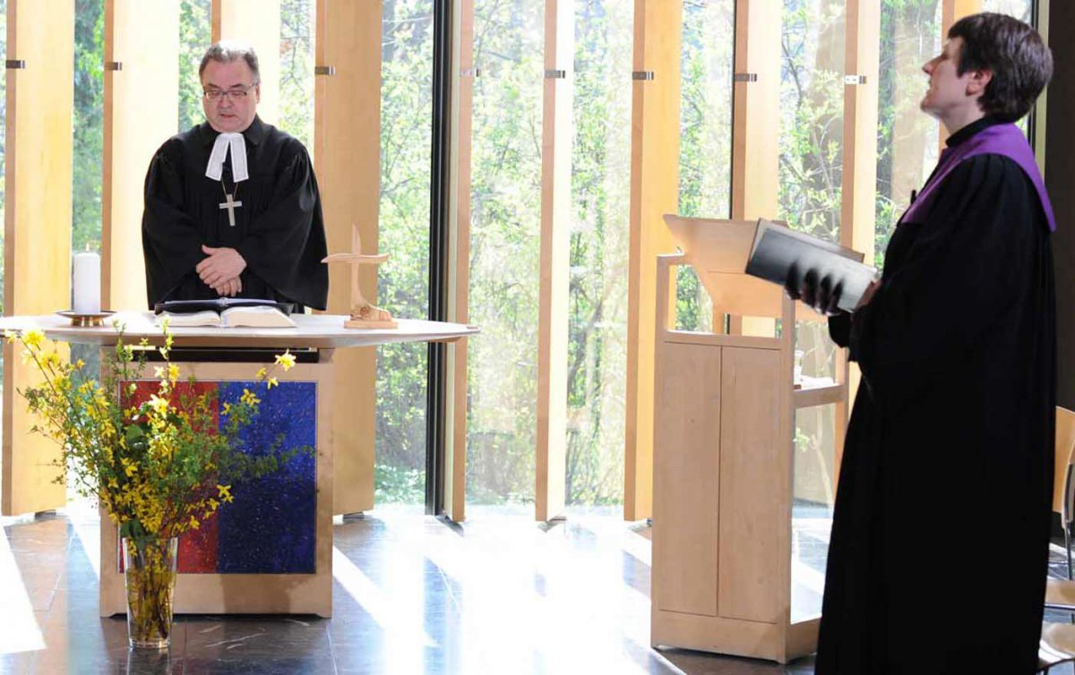 Dankbar für alle, die „jetzt an der Zukunft bauen“. Bischof Michael Chalupka und Pfarrerin Esther Handschin beim TV-Gottesdienst aus dem Evangelischen Zentrum. Foto: epd/Uschmann