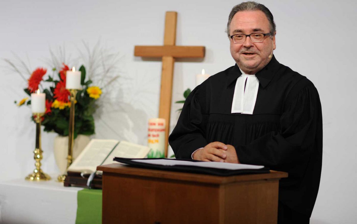 „Wir überlassen die Zukunft nicht der Furcht und Verzweiflung“, schreibt Bischof Michael Chalupka an die Mitglieder der Evangelischen Kirche A.B. in Österreich. Foto: epd/Uschmann