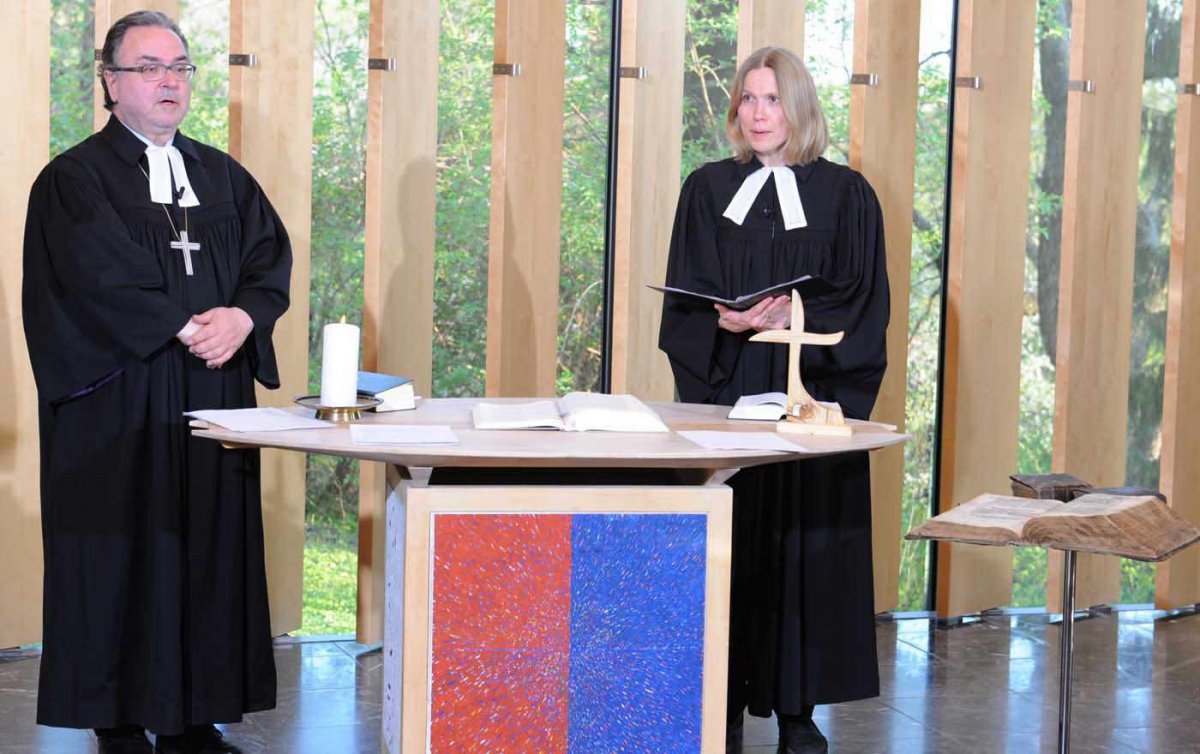 Feierten im Evangelischen Zentrum in Wien: Bischof Michael Chalupka und Pfarrerin Anne Tikkanen-Lippl. Foto: epd/Uschmann