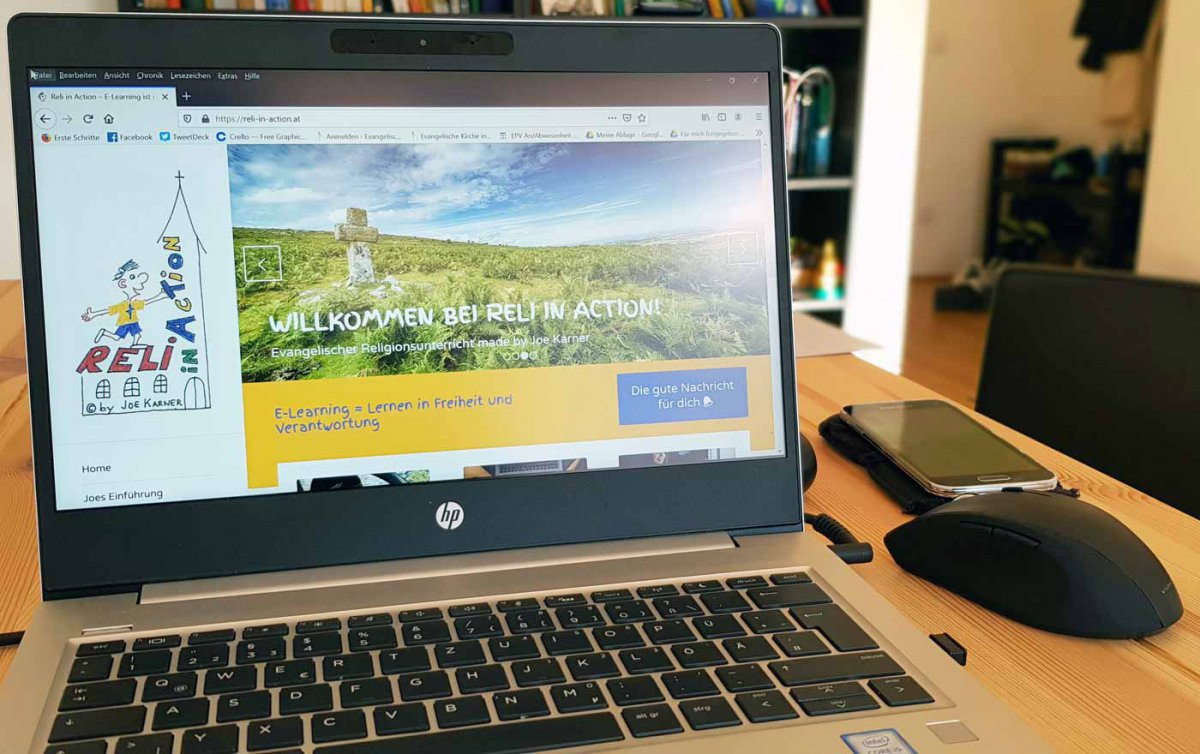   Mit seiner eigenen Homepage will der Tiroler Religionslehrer Joe Karner rund 90 Schülerinnen und Schüler an über 40 Schulen erreichen. Foto: epd/Windisch