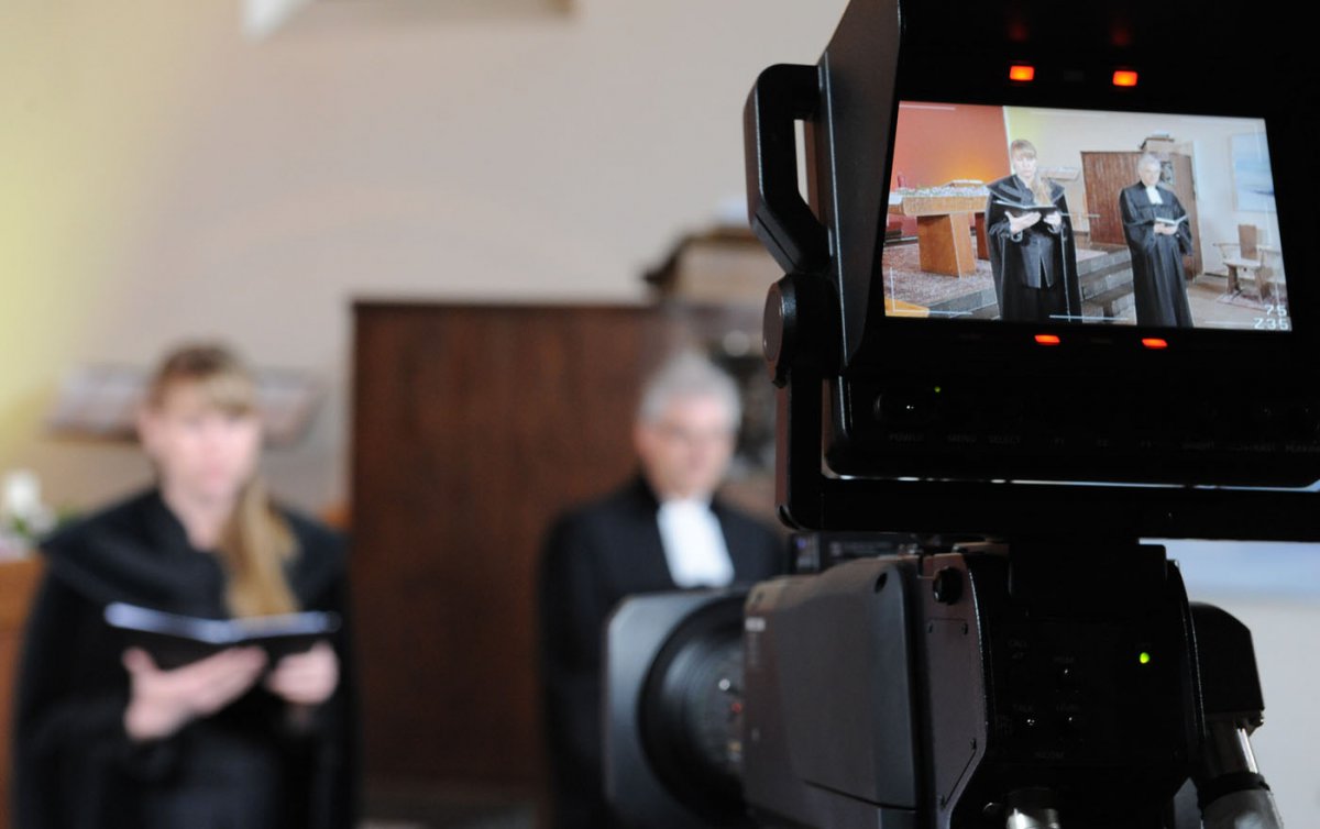 Feierten gemeinsam in der Wiener Zwinglikirche und mit den Zusehern zuhause: Pfarrerin Réka Juhász und Landessuperintendent Thomas Hennefeld. Foto: epd/Uschmann