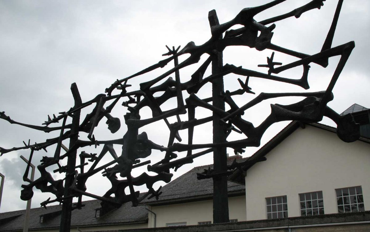 Die Österreicher Jura Soyfer und Herbert Zipper schufen im Konzentrationslager das &quot;Dachaulied&quot;. Im Bild ein Denkmal an der heutigen Gedenkstätte. Foto: wikimedia/Andrew Bossi/cc by sa 2.5
