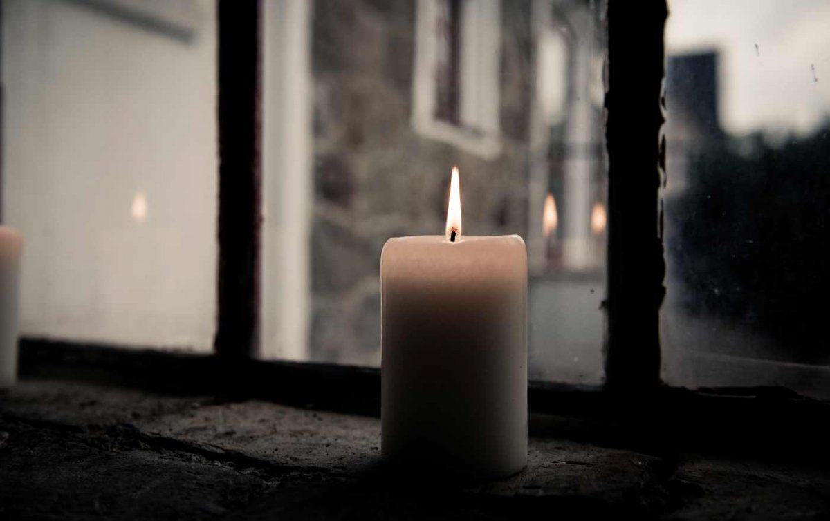 &quot;Als ich das erste Mal die Kerze angezündet habe, war es noch dunkel. Seitdem ist es ein liebgewordenes Ritual am Abend um 8 Uhr...&quot; Foto: pexels