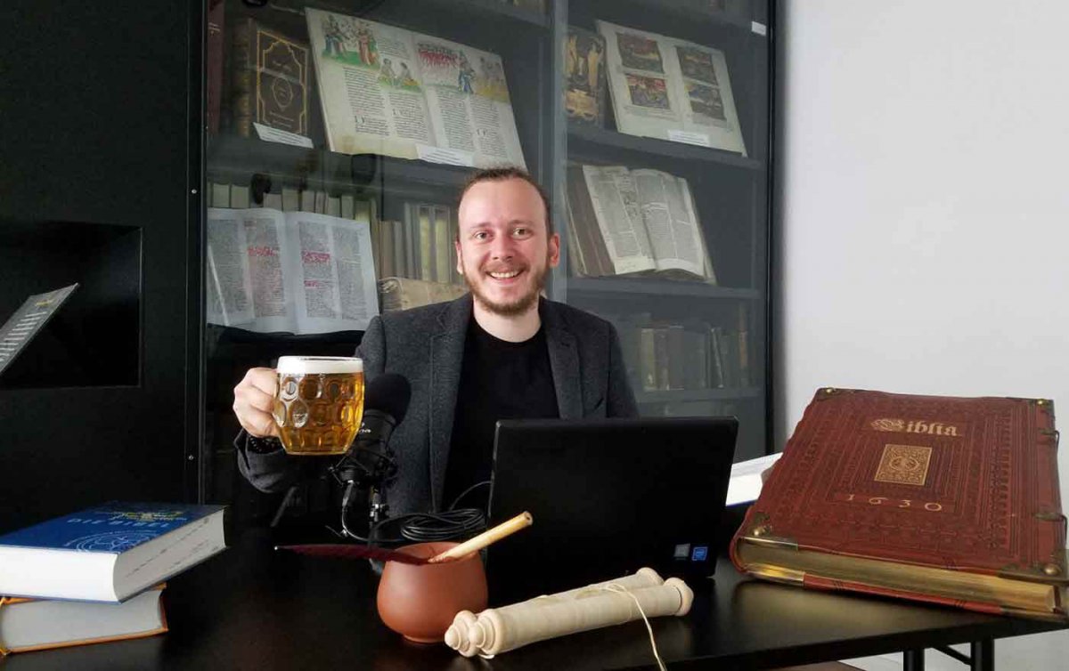 Durch den Quizabend führt der evangelische Theologe Stefan Haider. Foto: Bibelzentrum.