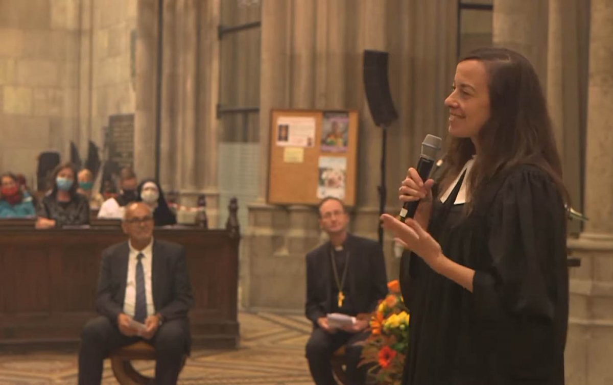 Feierte gemeinsam mit der Gemeinde in der Votivkirche und im Stream: Die Schwechater evangelische Pfarrerin Alexandra Battenberg. Foto: YouTube/Screenshot
