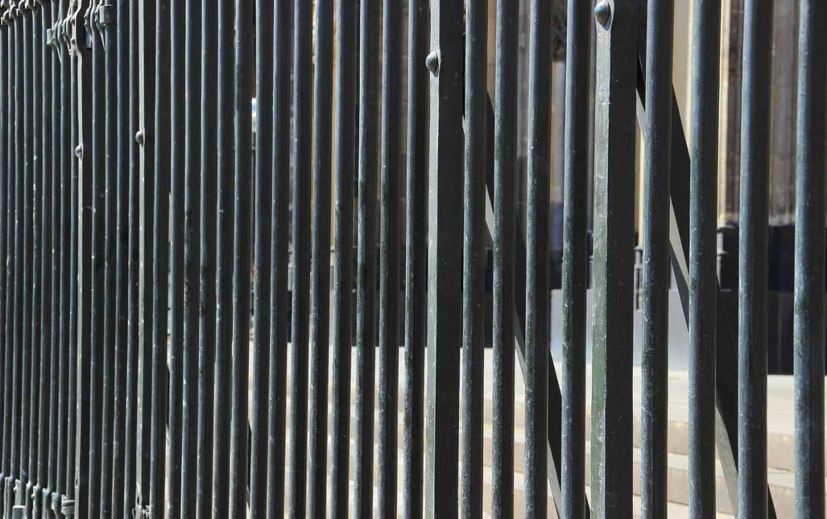 „Asylquartiere und -verfahren an der Landesgrenze ergeben im Schengenraum, wo es normalerweise keine Grenzkontrollen gibt, keinen Sinn und führen nur zur Verteuerung der Asylverfahren“, merkt Asylexperte Riedl kritisch zum Regierungsprogramm an. Foto: pix