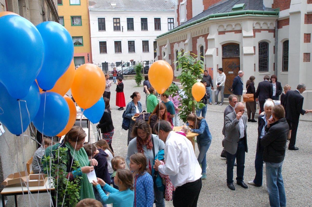 Hoch in die Luft: Die Ballon-Aktion kam gut bei den Gästen an. (c) M. Schomaker Helium-Ballons, rumdumadum stehen Menschen.