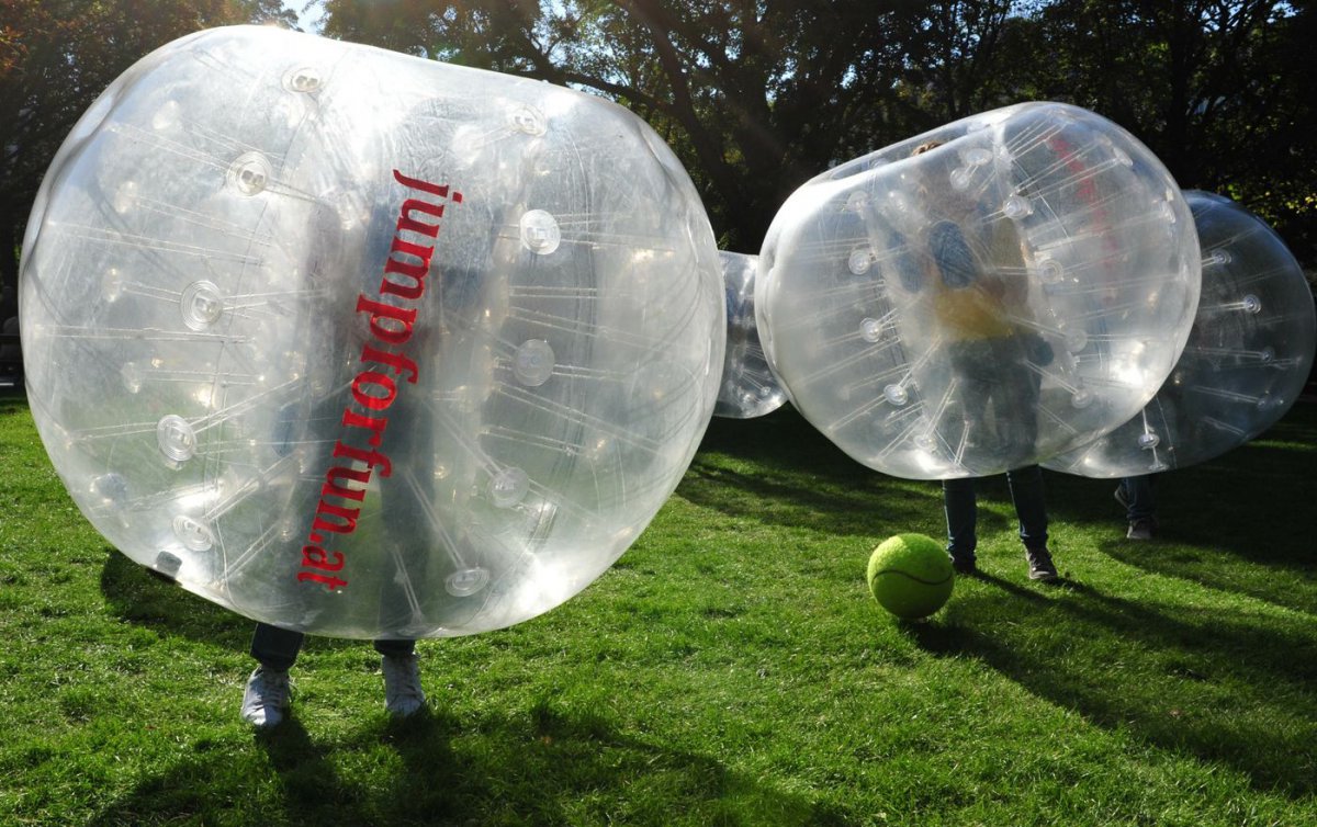 Fußballspielen einmal anders - einer von vielen Höhepunkten am Wiener Rathausplatz. Foto: epd/M. Uschmann Fußballspielen einmal anders - einer von vielen Höhepunkten am Wiener Rathausplatz. Foto: epd/M. Uschmann