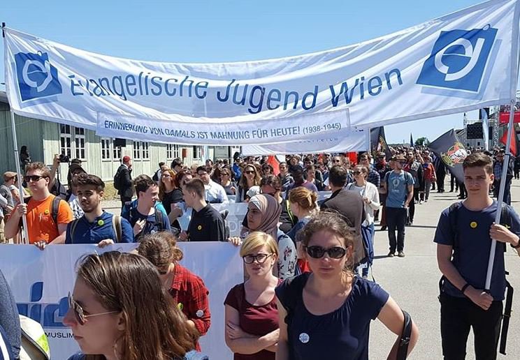 Höhepunkt ist der gemeinsame Auszug - ähnlich der ersten Befreiungsfeiern der KZ-Überlebenden - aller Teilnehmerinnen und Teilnehmer am Ende des Festakts. Höhepunkt ist der gemeinsame Auszug - ähnlich der ersten Befreiungsfeiern der KZ-Überlebenden - aller Teilnehmerinnen und Teilnehmer am Ende des Festakts.
