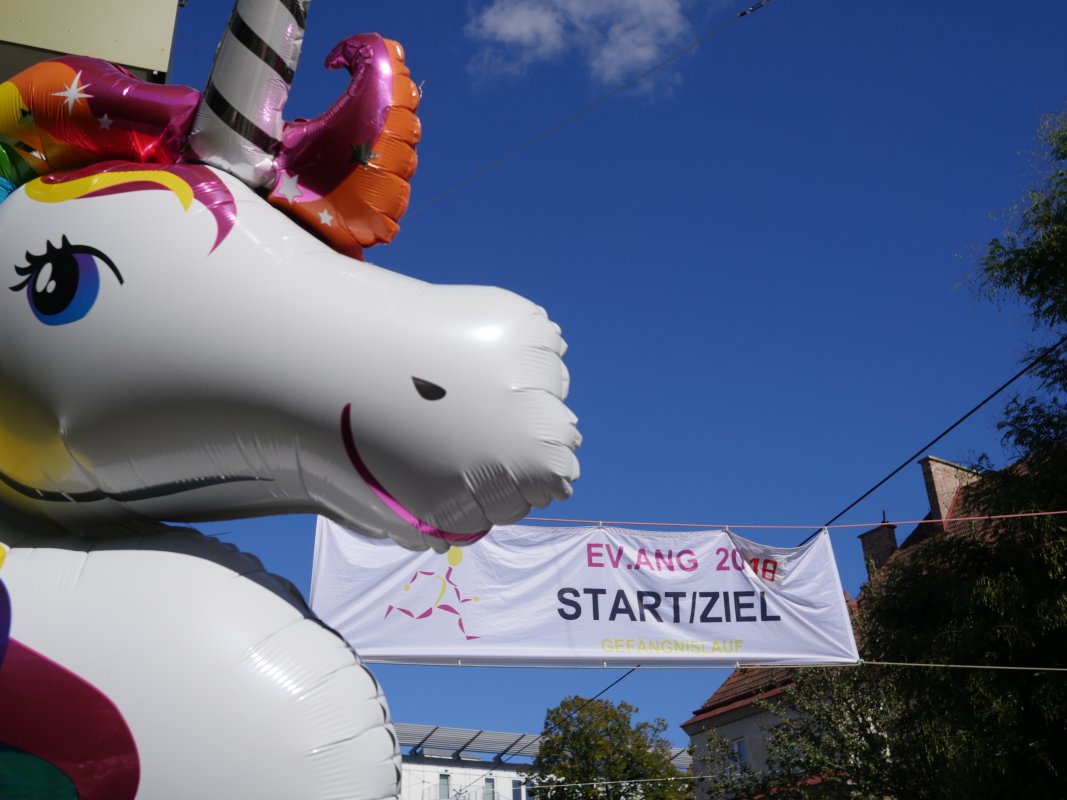 Das Einhorn lief mit - als Maskottchen einer Schüler*innen-Gruppe Das Einhorn lief mit - als Maskottchen einer Schüler*innen-Gruppe