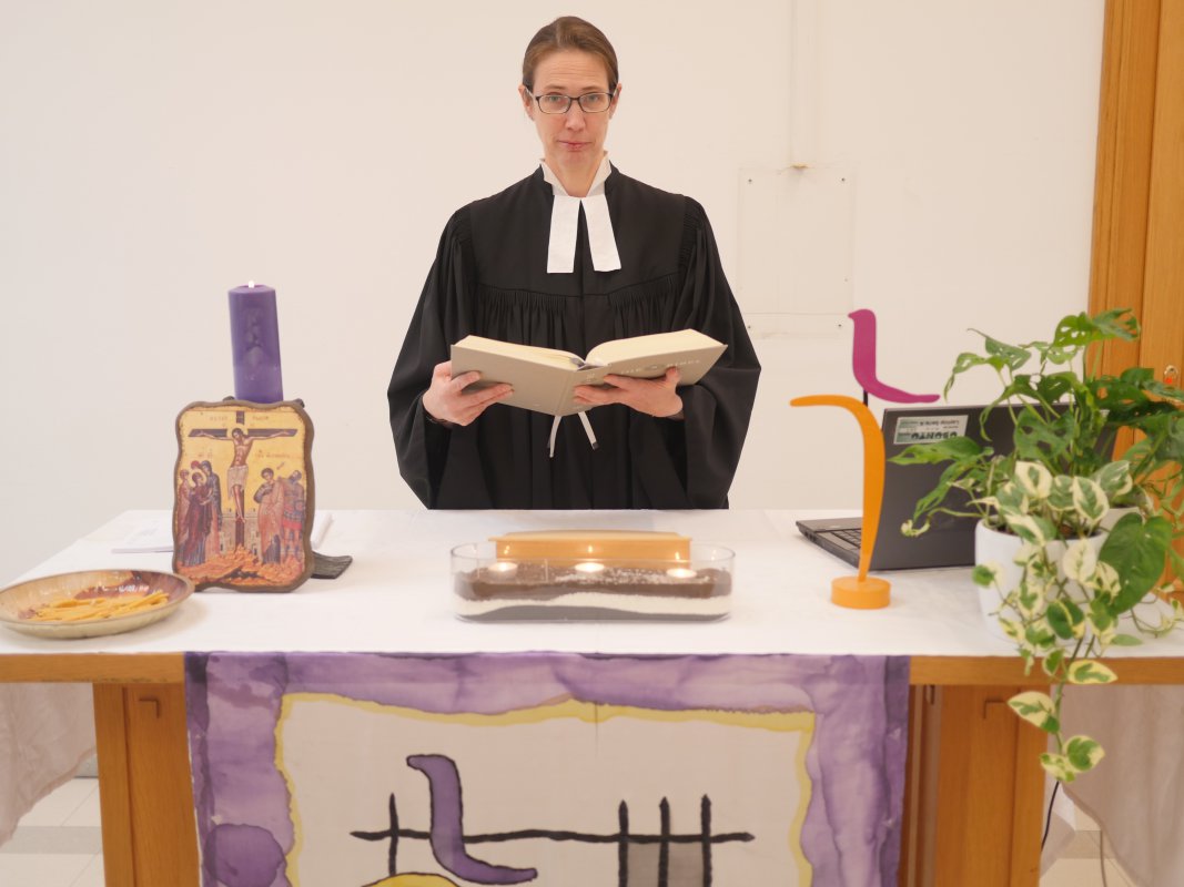 Wiens evangelische Gefängnis-seelsorgerin Daniela Schwimbersky hinter dem Altar  der Evangelischen Kapelle in der JA Josefstadt.