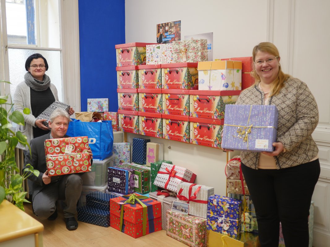 Claudia Wettel, Lars Amann und Katja Eichler (von links nach rechts) inmitten der Geschenk-Kartons.