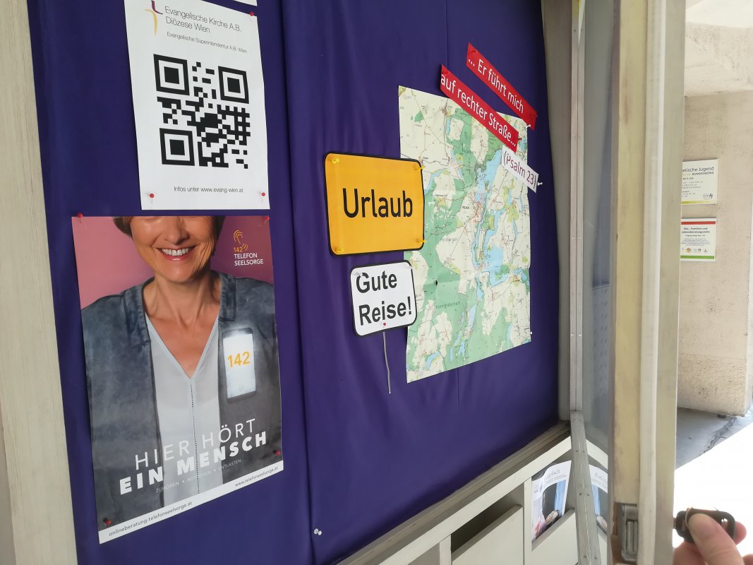 Eine gute, behütete Reise - das &quot;wünüscht&quot; der Schaukasten an der Hamburgerstraße 3 den Passanten. 