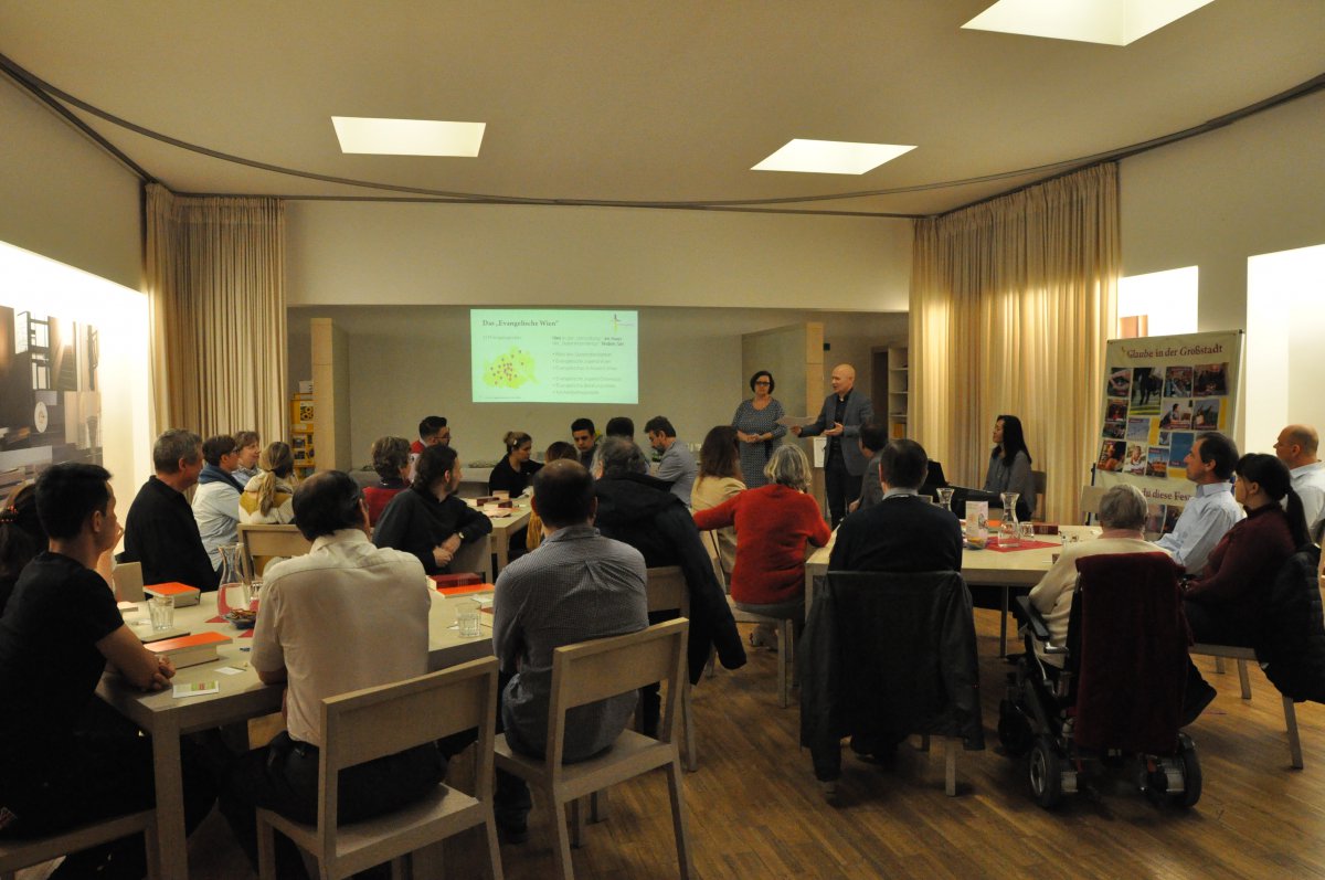 Die Altersspanne der Gäste umfasste drei Generationen und übersetzt wurden die Gespräche übers Evangelisch-Sein in Wien in Farsi und in Gebärdensprache. Eine tolle Vielfalt! Die Altersspanne der Gäste umfasste drei Generationen und übersetzt wurden die Gespräche übers Evangelisch-Sein in Wien in Farsi und in Gebärdensprache. Eine tolle Vielfalt!