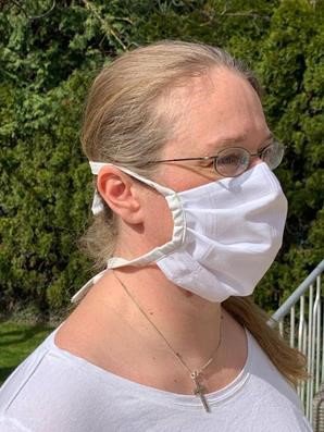 Kuratorin Anke Gerbeth mit einer selbstgenähten Schutzmaske