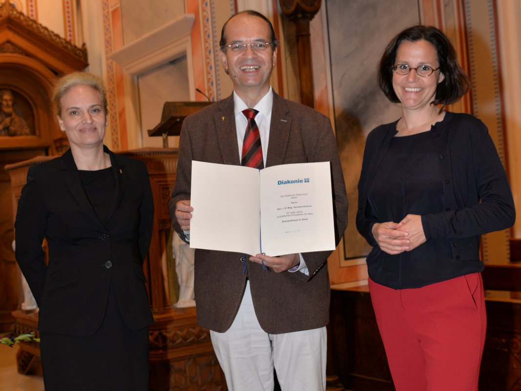 Ausgezeichnet: Gerhard Krömer, links neben ihm Obfrau Susanne Draxler, rechts neben ihm Diakonie-Direktorin Maria Katharina Moser. Foto: EWV