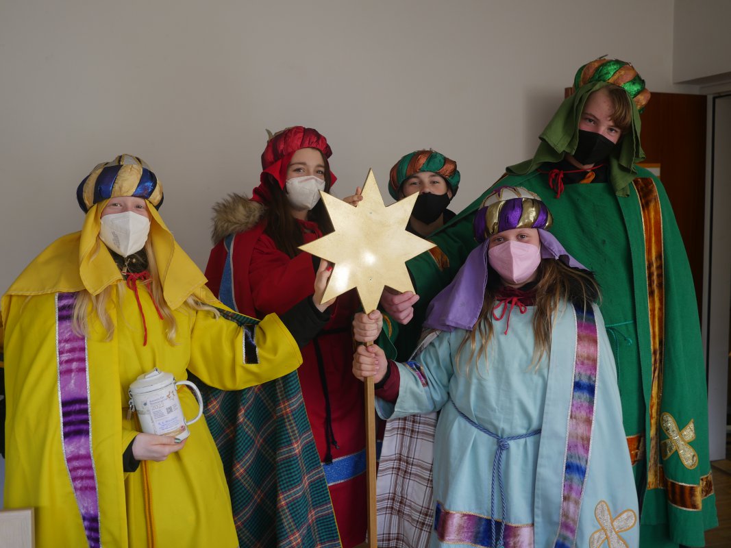 Das fünfköpfige Sternsinger-Team aus der Pfarre Strasshof