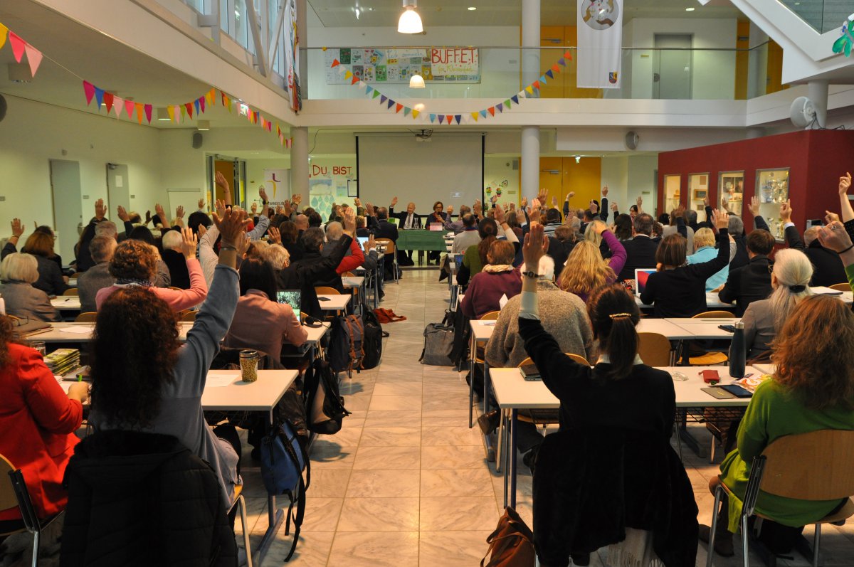 Die Weichen für das Jahr 2024 stellten die rund 80 Delegierten aus den Pfarrgemeinden und Arbeitsbereichen der Evangelischen Kirche A.B. in Wien (Foto: Gratzer) Die Weichen für das Jahr 2024 stellten die rund 80 Delegierten aus den Pfarrgemeinden und Arbeitsbereichen der Evangelischen Kirche A.B. in Wien (Foto: Gratzer)