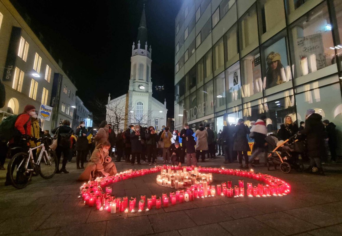 Vor der Linzer Martin Luther-Kirche versammelten sich Menschen zum Gebet. Foto: Wolfgang Ernst Vor der Linzer Martin Luther-Kirche versammelten sich Menschen zum Gebet. Foto: Wolfgang Ernst