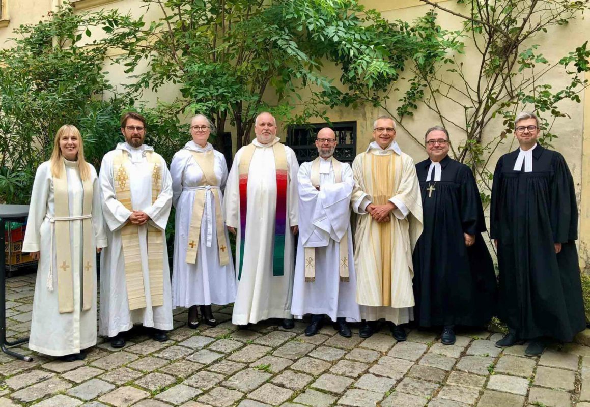 V.l.n.r.: Ella Boba, Gunnar Pelinka, Maria Scharffenberg, Hans-Christian Granaas, Per Gyllenör, Peter Styrman, Michael Chalupka und Stefan Fleischner-Janits. (Foto: Schwedische Kirche) V.l.n.r.: Ella Boba, Gunnar Pelinka, Maria Scharffenberg, Hans-Christian Granaas, Per Gyllenör, Peter Styrman, Michael Chalupka und Stefan Fleischner-Janits. (Foto: Schwedische Kirche)