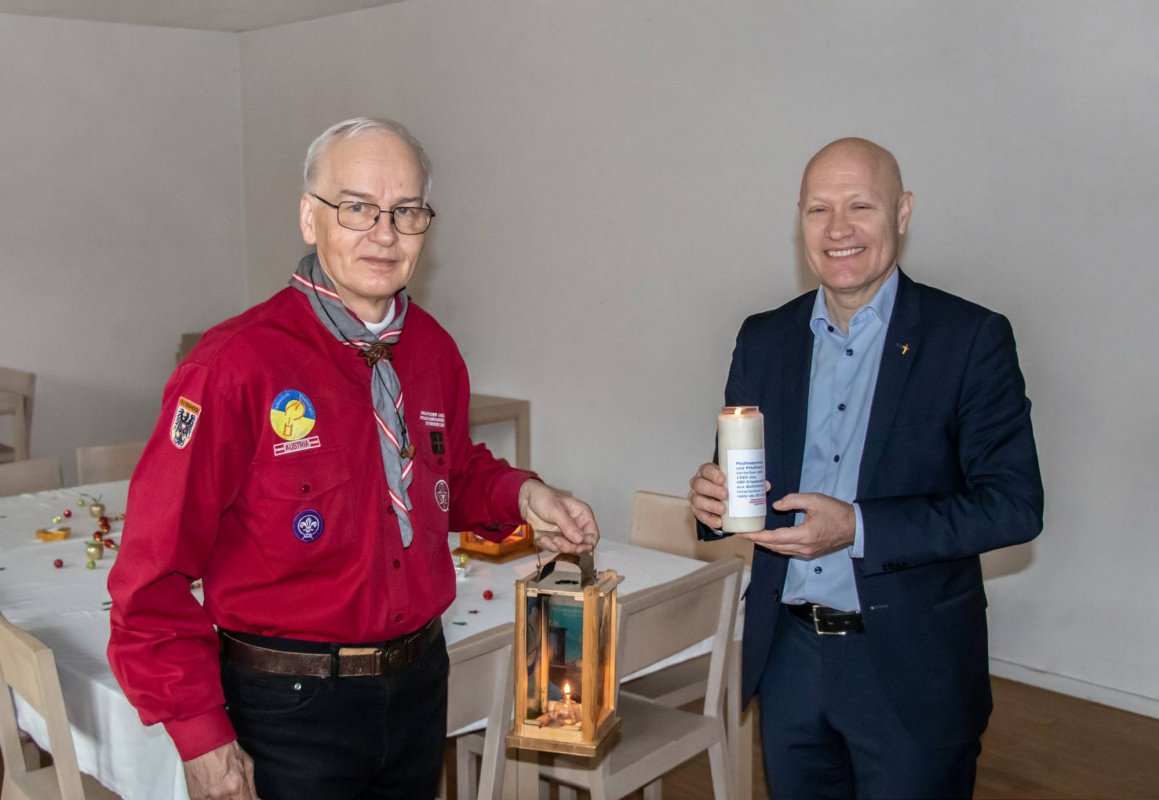 Pfarrer im Ehrenamt Wolfgang König von den Pfadfindern und Superintendent Matthias Geist bei der Übergabe (Foto: Karl Grohmann)