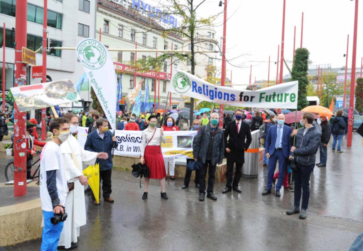 Wie bereits in den Vorjahren nehmen auch diesmal zahlreiche Religionsvertreter:innen am weltweiten Klimastreik teil. (Foto: epd / M. Uschmann) Wie bereits in den Vorjahren nehmen auch diesmal zahlreiche Religionsvertreter:innen am weltweiten Klimastreik teil. (Foto: epd / M. Uschmann)