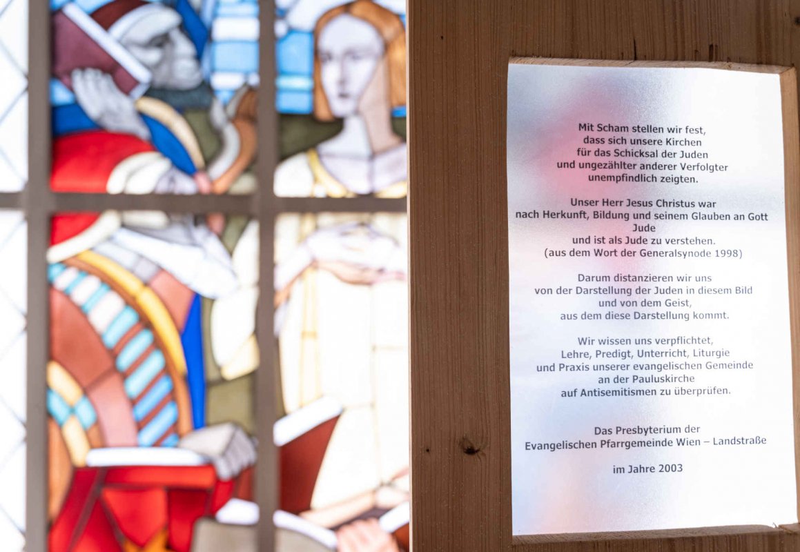 Am 8.10. werden die antisemitischen Fenster der Pauluskirche mit Stoffbahnen verhüllt. (Foto: Pecka) Am 8.10. werden die antisemitischen Fenster der Pauluskirche mit Stoffbahnen verhüllt. (Foto: Pecka) Am 8.10. werden die antisemitischen Fenster der Pauluskirche mit Stoffbahnen verhüllt. (Foto: Pecka)
