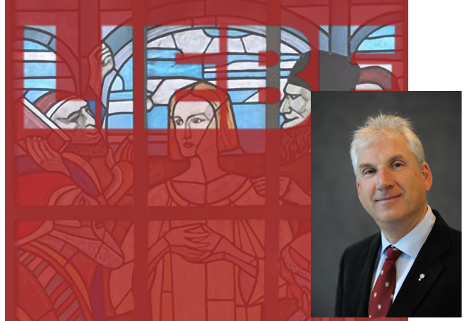 Wie antijüdisch sind die Kirchenfenster der Pauluskirche und wo ist der Unterschied zwischen &quot;Auseinandersetzung&quot; und &quot;Cancel-Culture&quot; - das haben wir Thomas Hennefeld gefragt. Fotos: (Portraitfoto) epd/M. Uschmann; (Kirchenfenster) Pauluskirche