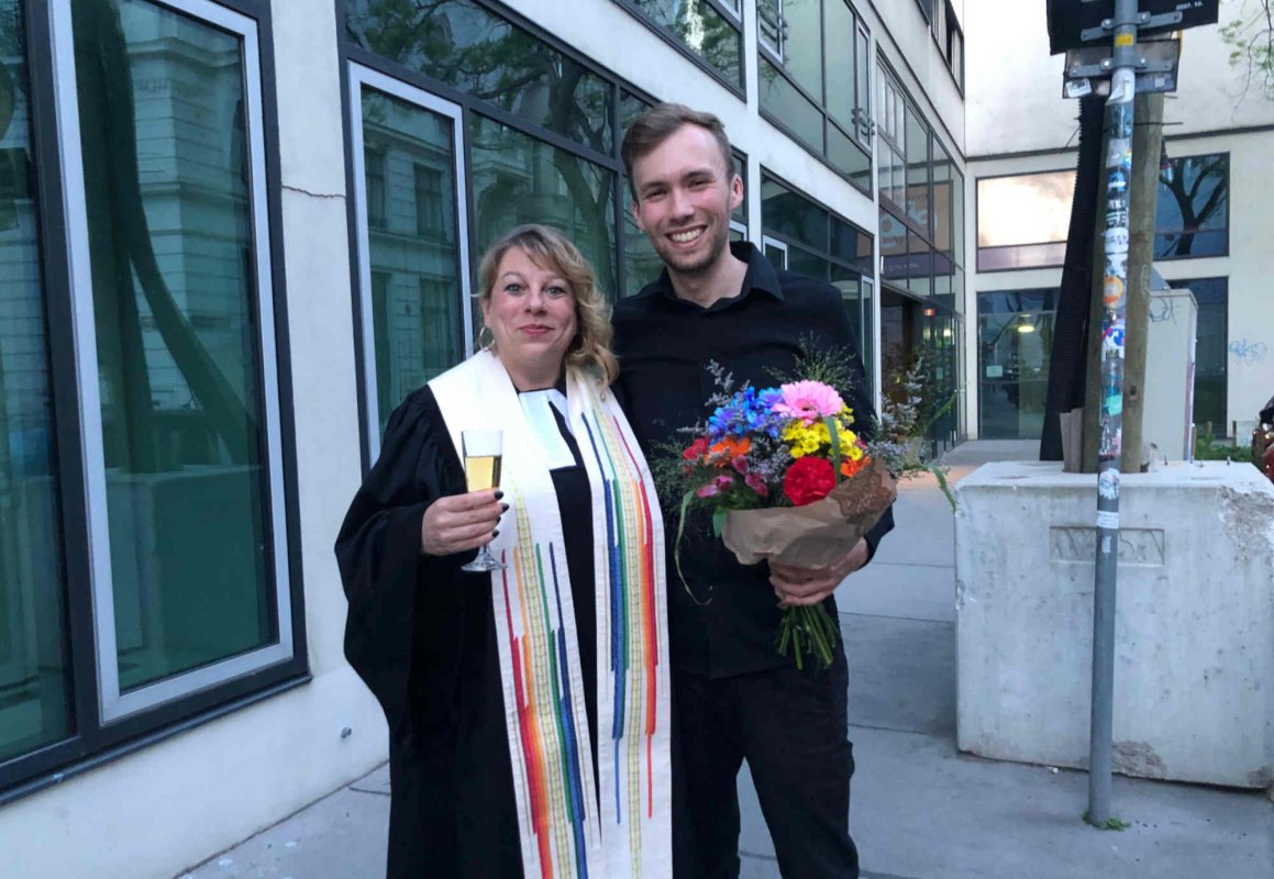 Pfarrerin Katharina Payk und ehg-Lektor Jan Minack beim Sektempfang nach dem Gottesdienst zur Amtseinführung. (Foto: privat) Pfarrerin Katharina Payk und ehg-Lektor Jan Minack beim Sektempfang nach dem Gottesdienst zur Amtseinführung. (Foto: privat)