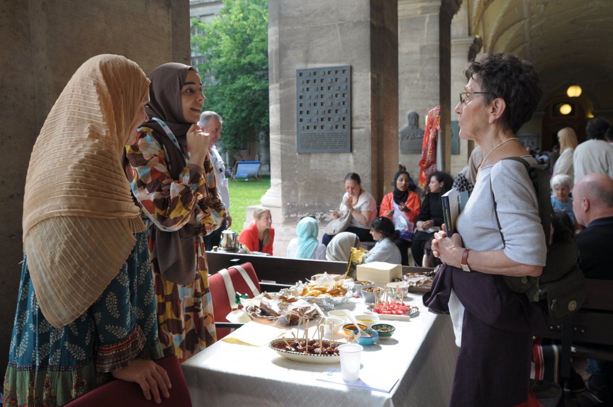 Im Arkadenhof der Universität Wien stellten sich die religiösen Minderheiten und Kulturen vor. Foto: Schomaker Im Arkadenhof der Universität Wien stellten sich die religiösen Minderheiten und Kulturen vor. Foto: Schomaker