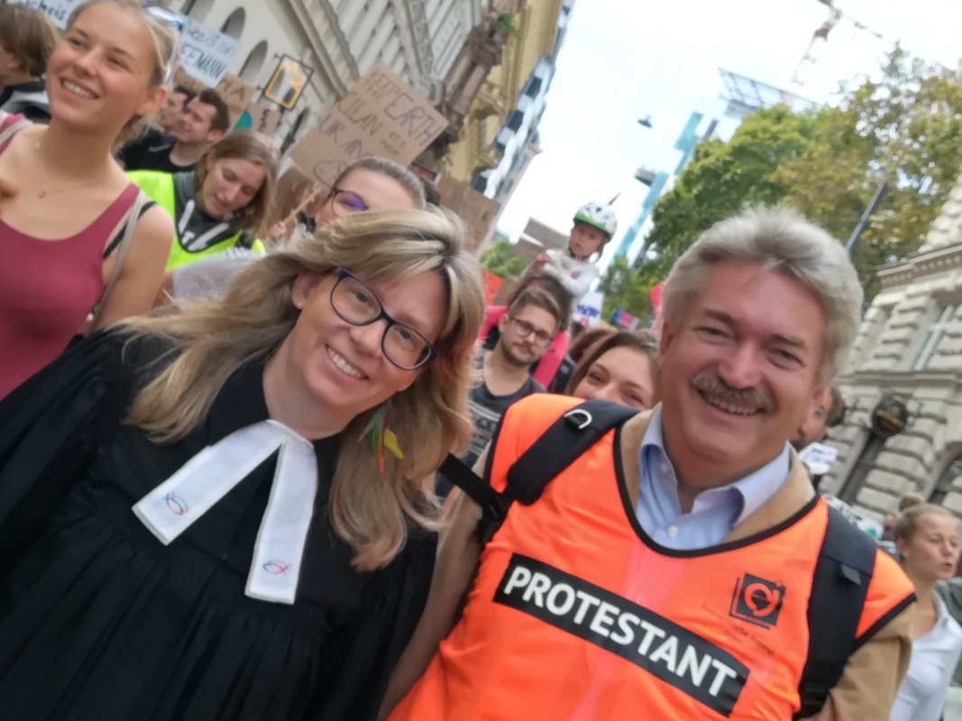 Out of office for the Planet: Pfarrerin Marianne Fliegenschnee und Pfarrer Michael Wolf beim Global Earth Strike in Wien.