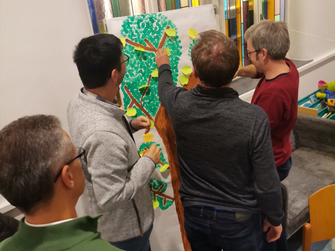 Sorgen und Fürbitten vor Gott bringen: hier mit Apfel-Post-It’s, die auf einen gezeichneten Baum geklebt werden. Foto: Messiaskapelle