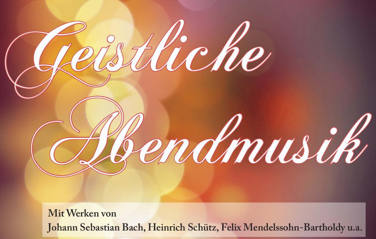 Rund 70 Musikerinnen und Musiker gaben gemeinsam das Konzert. Plakat mit der Aufschrift "Geistliche Abendmusik"